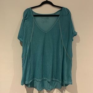 Cozy Free People v neck tee💙